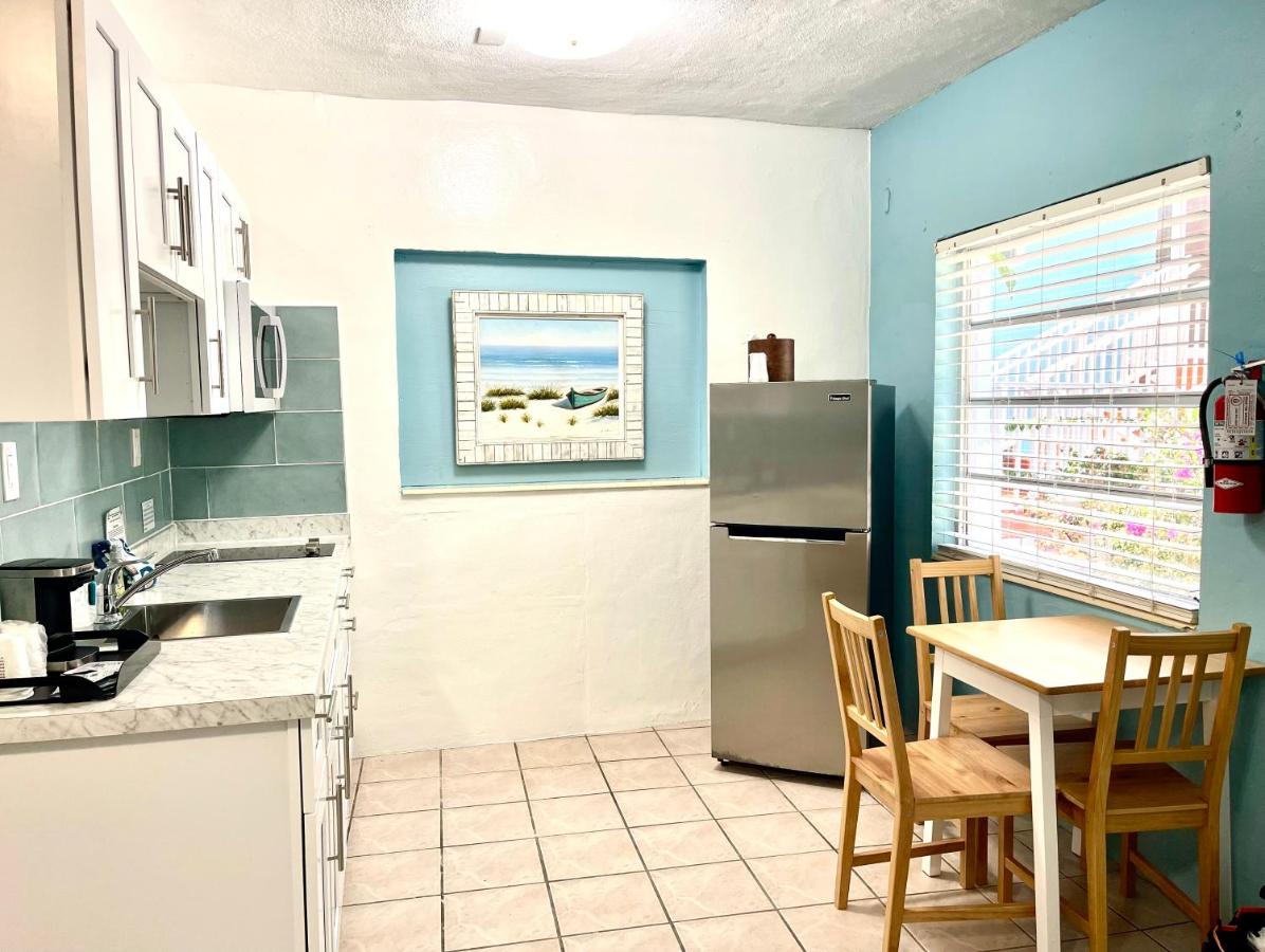 Deluxe Double Room with Kitchenette at The Pelican Key Largo Cottages