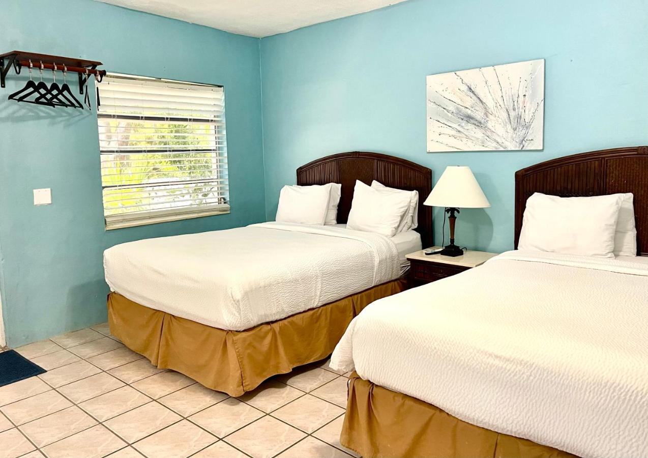 Deluxe Double Room with Kitchenette at The Pelican Key Largo Cottages