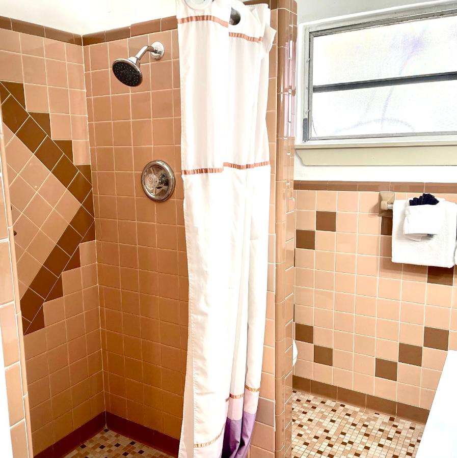 Deluxe Double Room with Kitchenette at The Pelican Key Largo Cottages