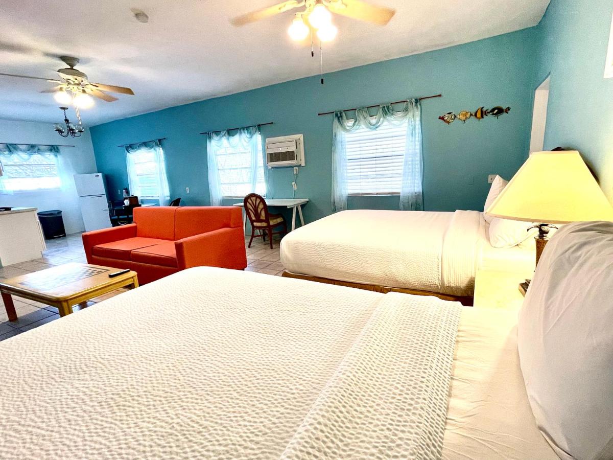 Deluxe Double Room with Kitchenette at The Pelican Key Largo Cottages