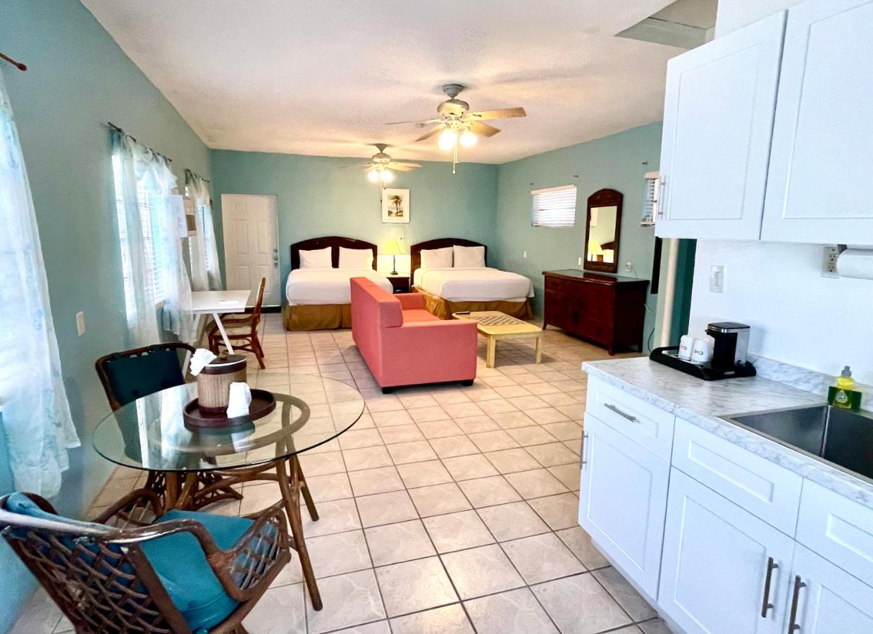 Deluxe Double Room with Kitchenette at The Pelican Key Largo Cottages