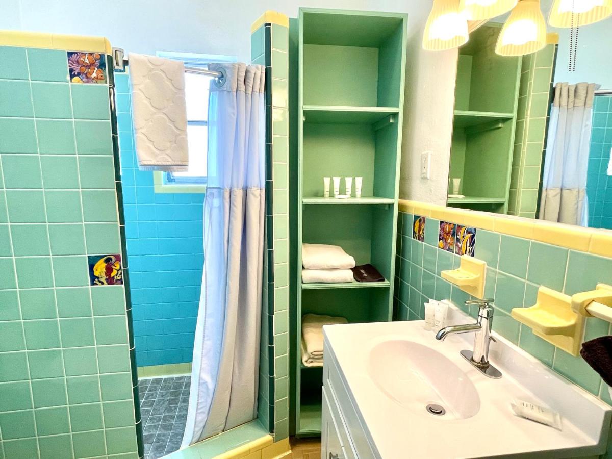 Deluxe Double Room with Kitchenette at The Pelican Key Largo Cottages