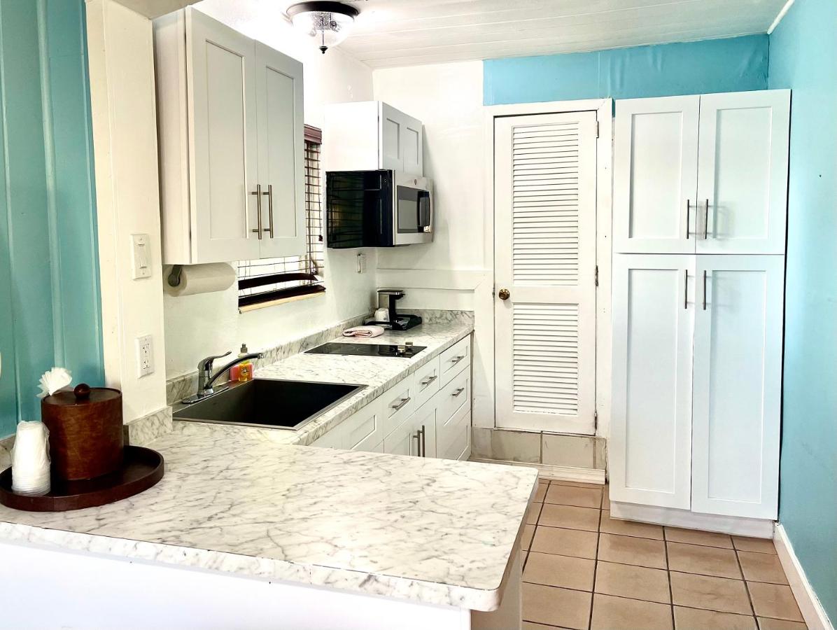 Deluxe Double Room with Kitchenette at The Pelican Key Largo Cottages