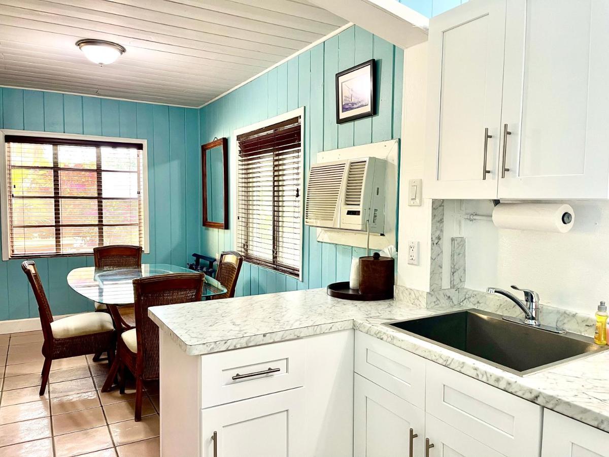 Deluxe Double Room with Kitchenette at The Pelican Key Largo Cottages