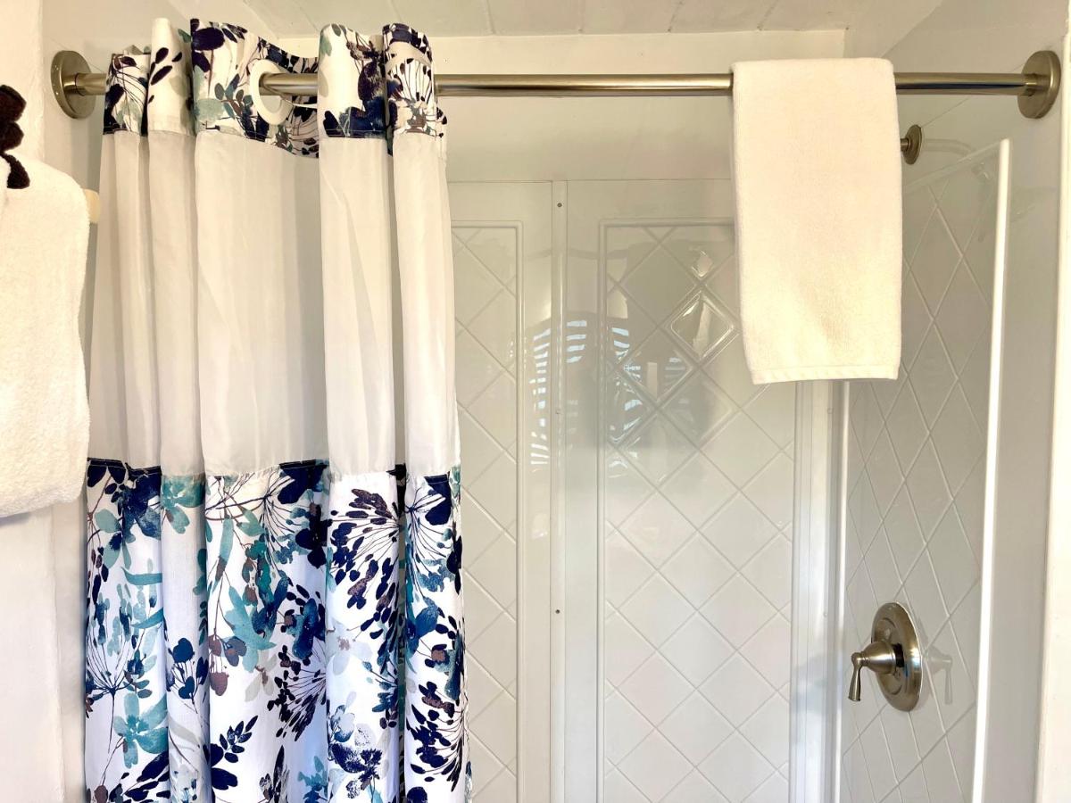 Deluxe Double Room with Kitchenette at The Pelican Key Largo Cottages