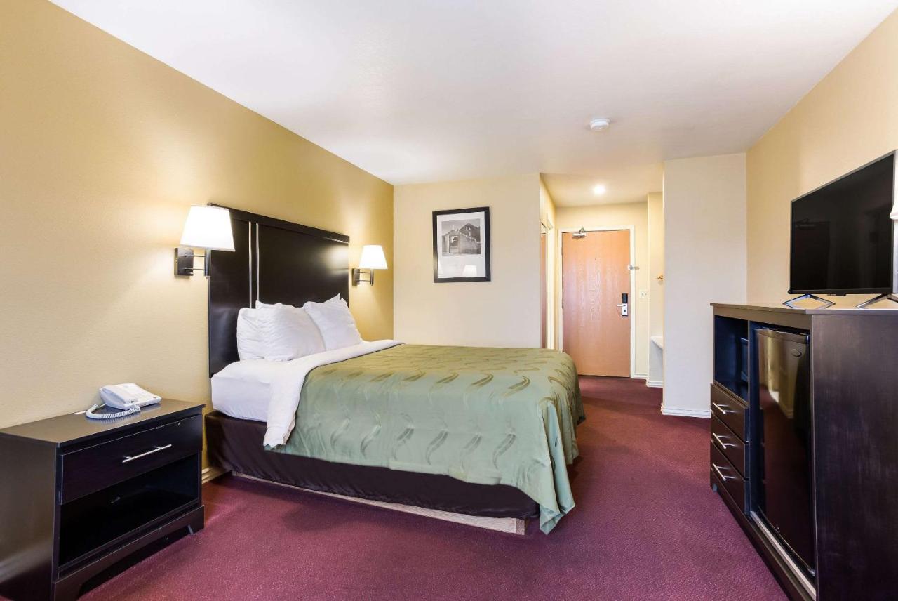 Queen Room at Quality Inn Airport