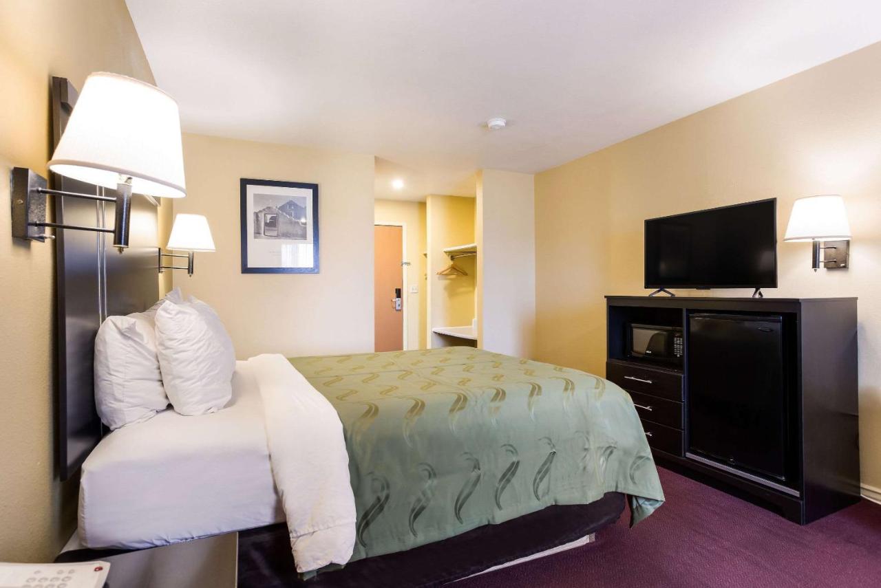 Queen Room at Quality Inn Airport