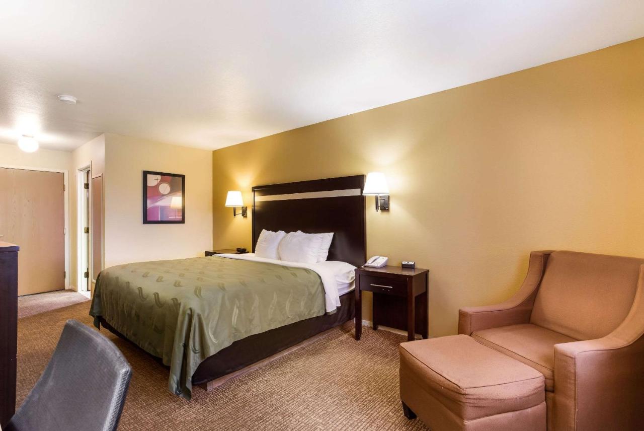 King Room at Quality Inn Airport