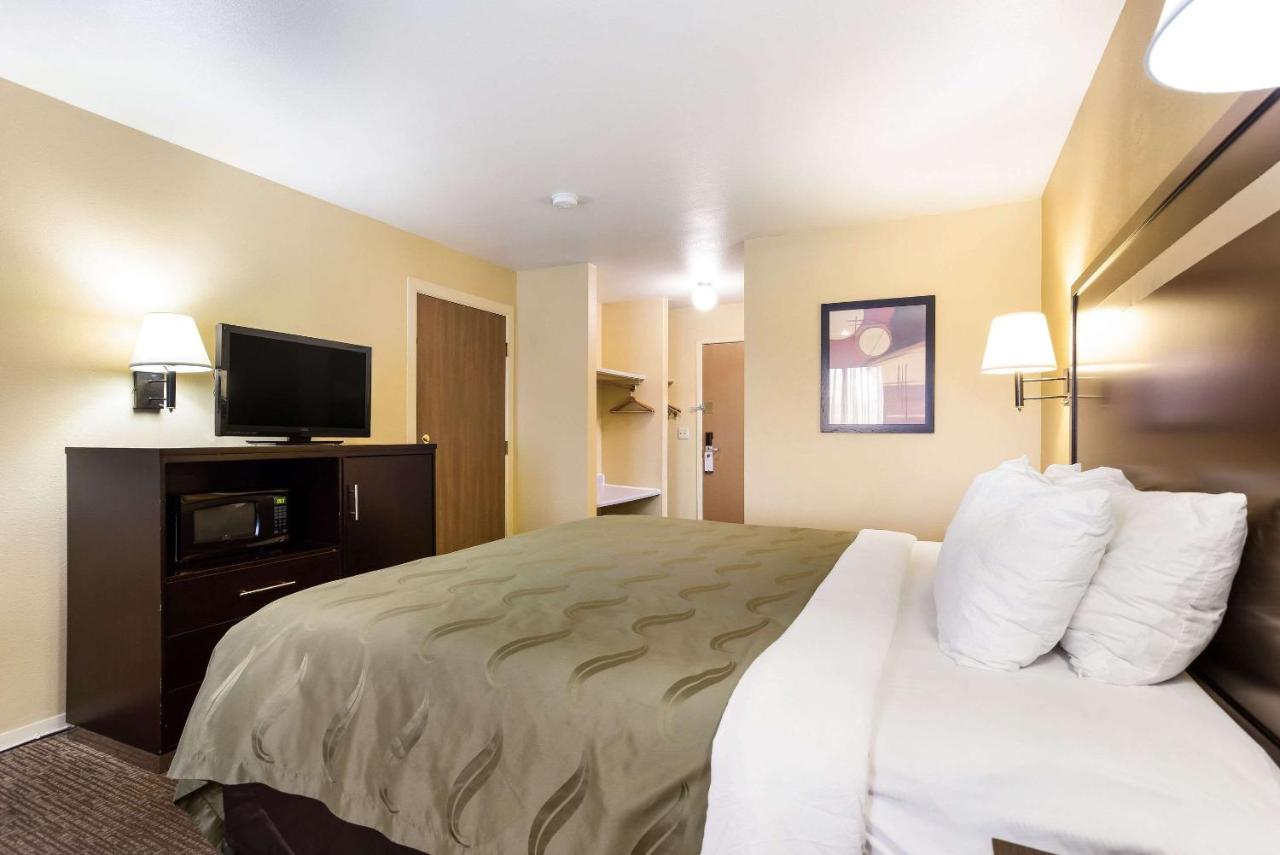 King Room at Quality Inn Airport