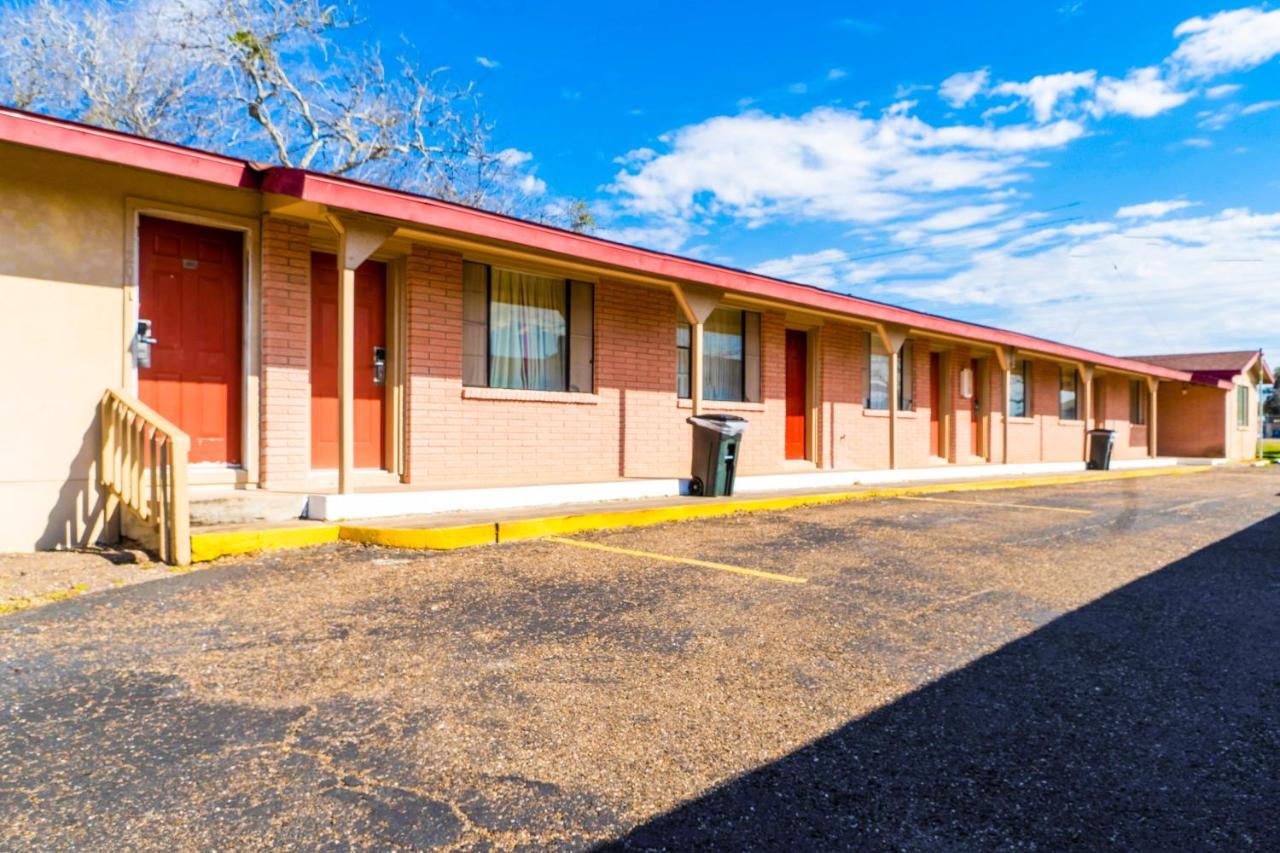| OYO Hotel Beeville -US 181