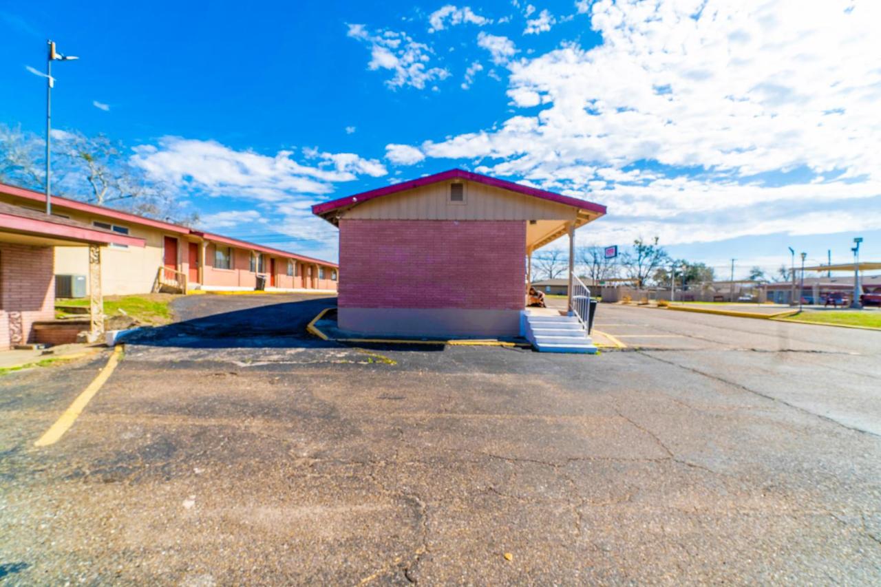 | OYO Hotel Beeville -US 181