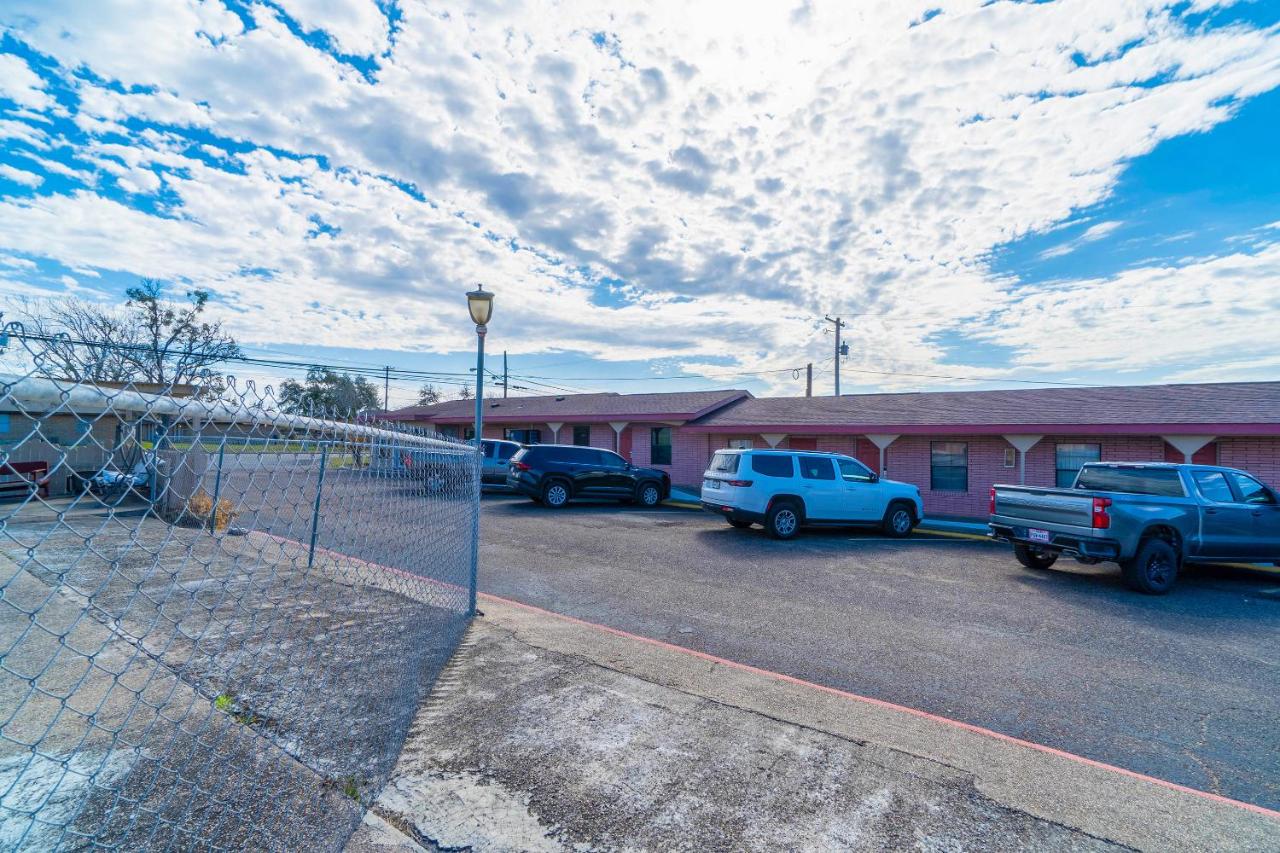 | OYO Hotel Beeville -US 181