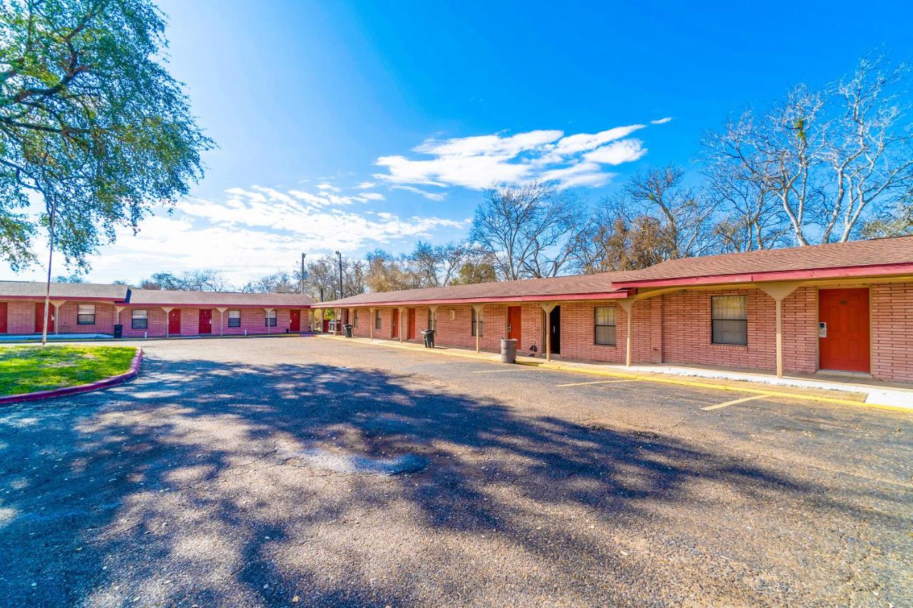 | OYO Hotel Beeville -US 181