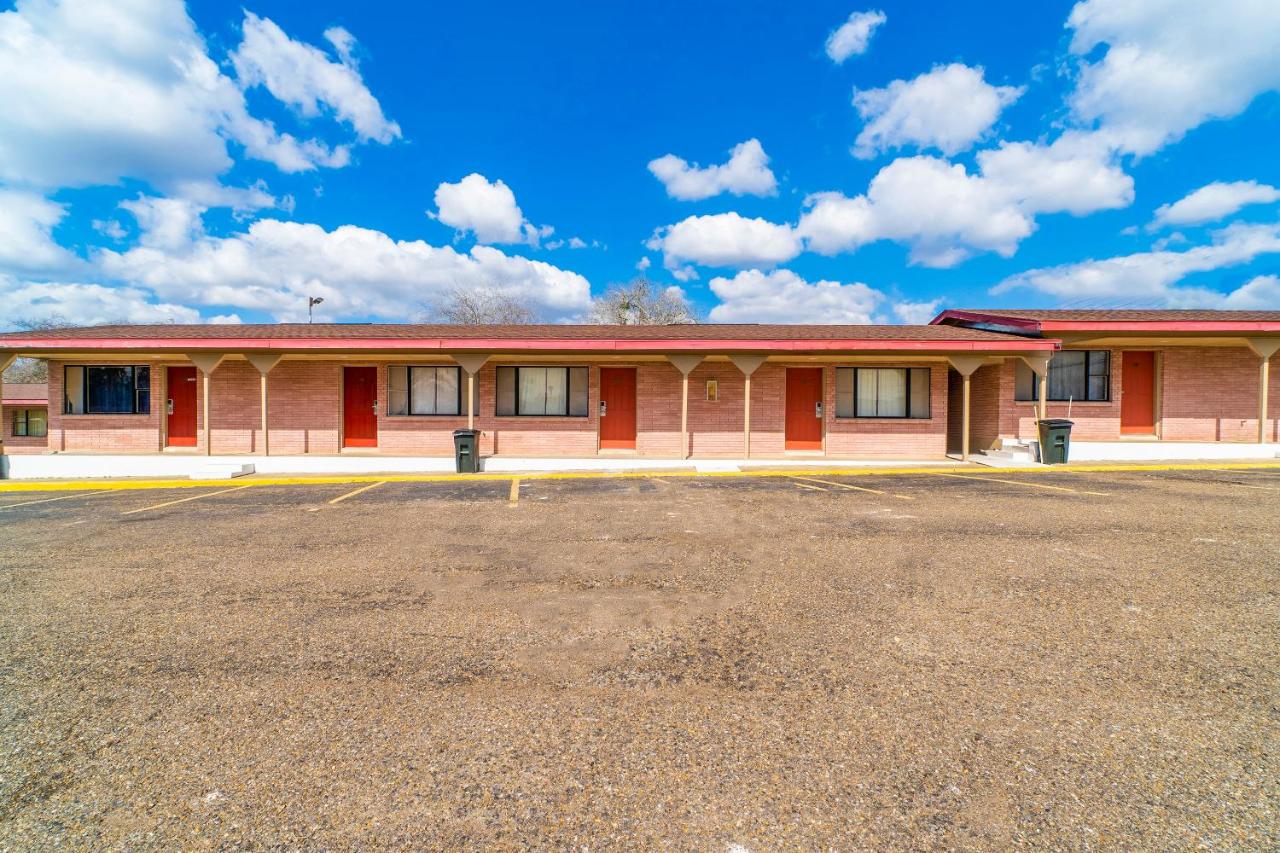 | OYO Hotel Beeville -US 181