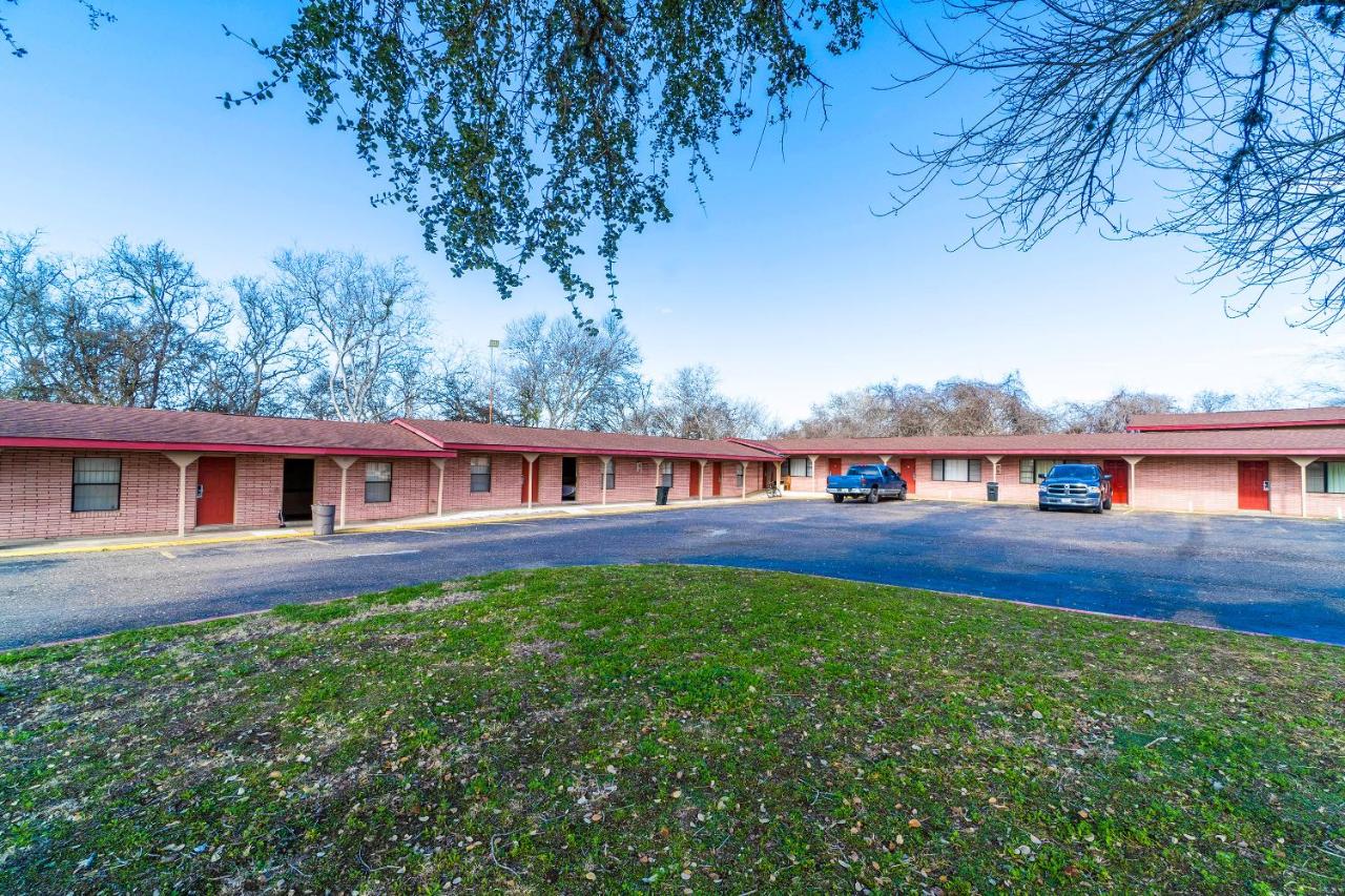 | OYO Hotel Beeville -US 181
