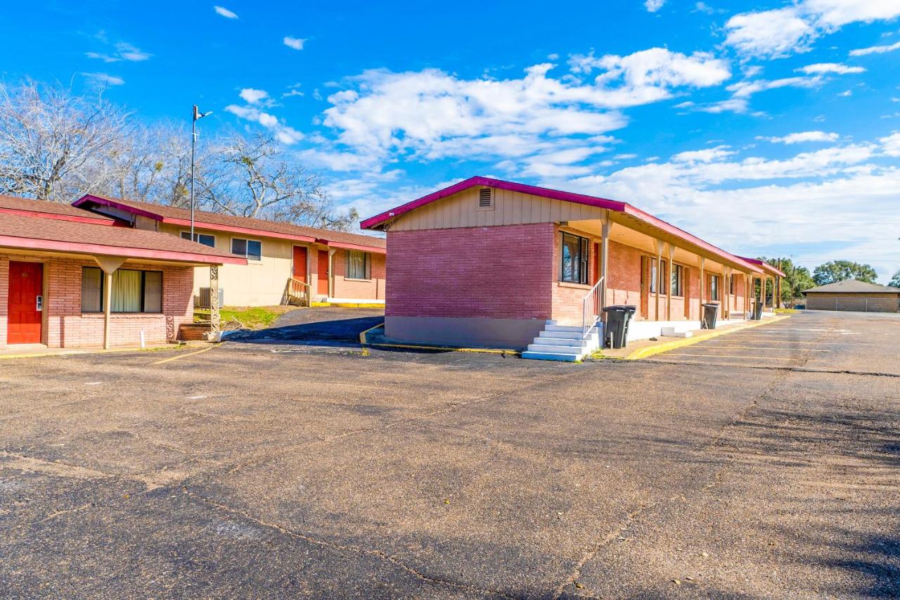 | OYO Hotel Beeville -US 181