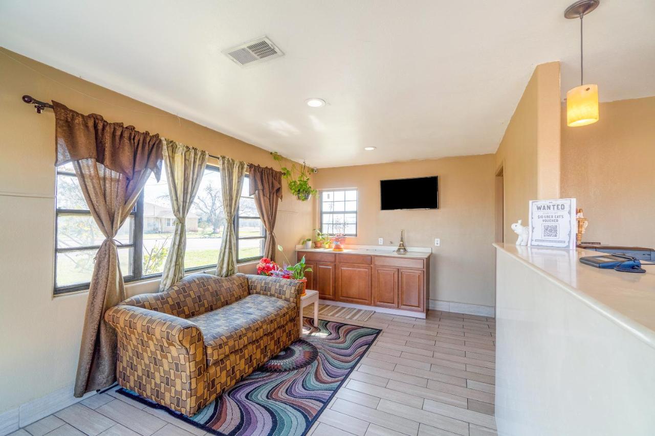 | OYO Hotel Beeville -US 181