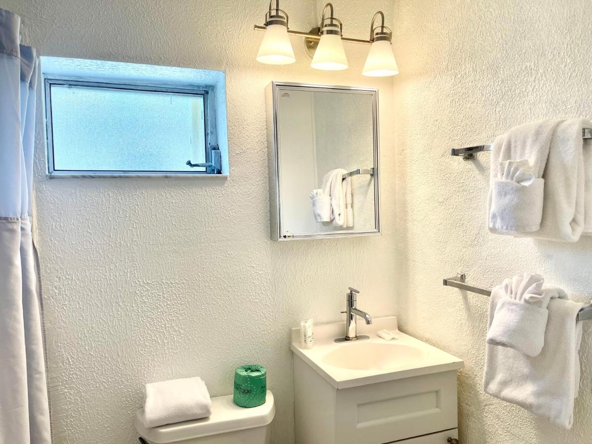 Cottage One Double Bed at The Pelican Key Largo Cottages