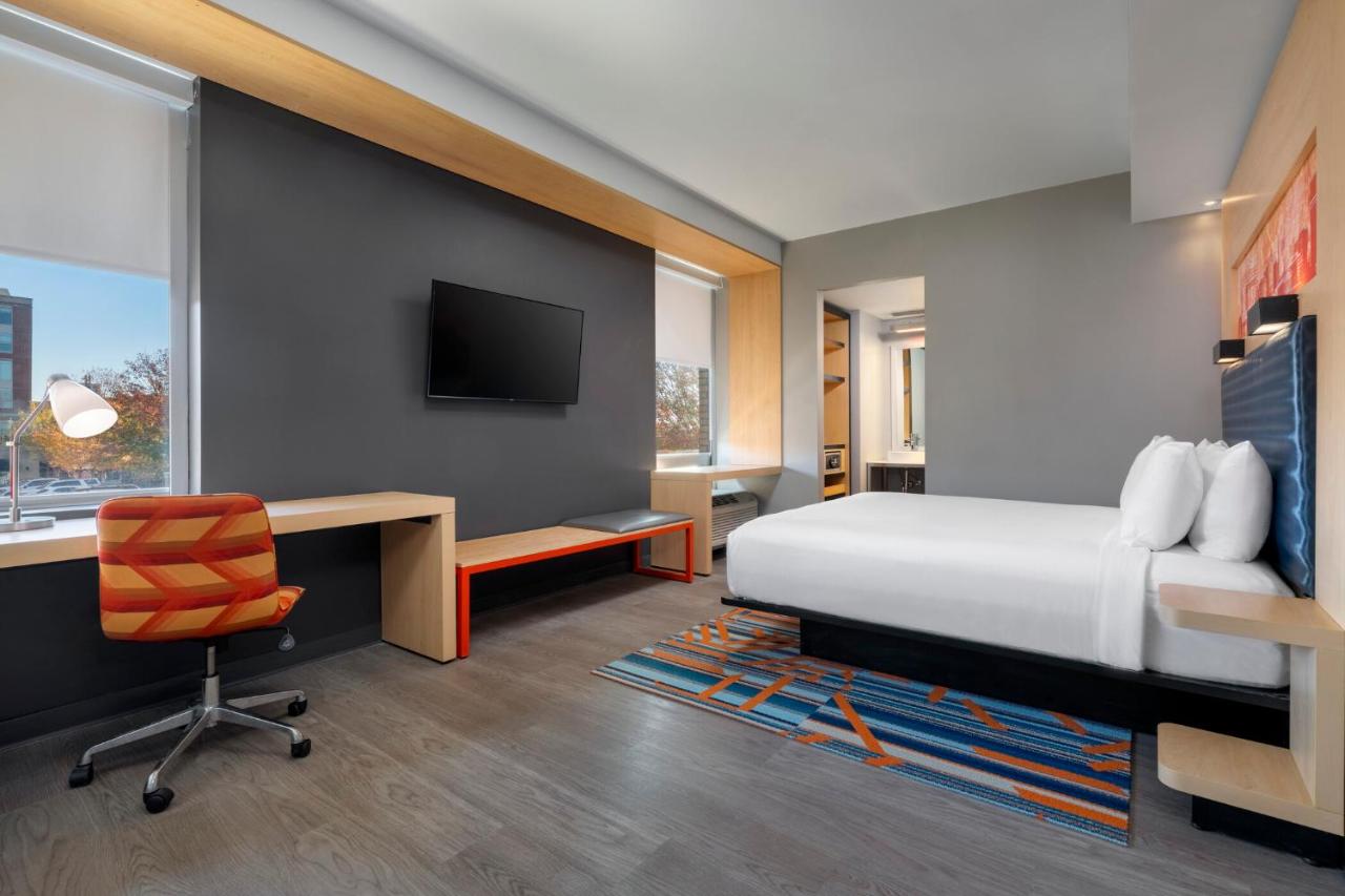 Savvy, Guest room, 1 King, City view, Corner room at Aloft by Marriott Columbia Downtown