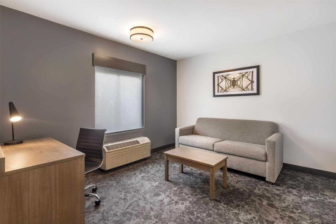  | Manchester Inn and Suites