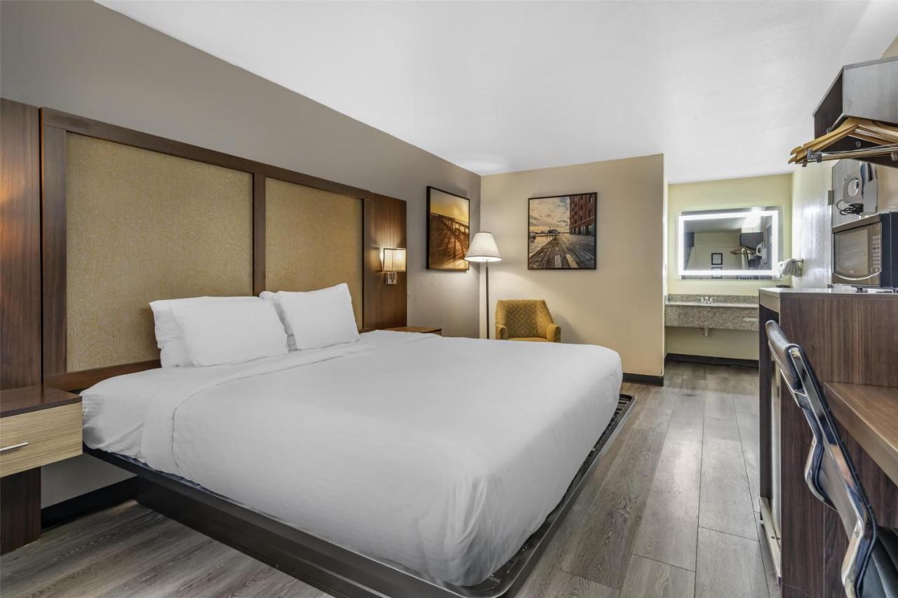 King Room with Sofa Bed - Smoking at Best Western Salisbury Plaza