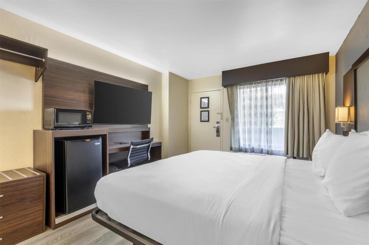 King Room - Non-Smoking at Best Western Salisbury Plaza