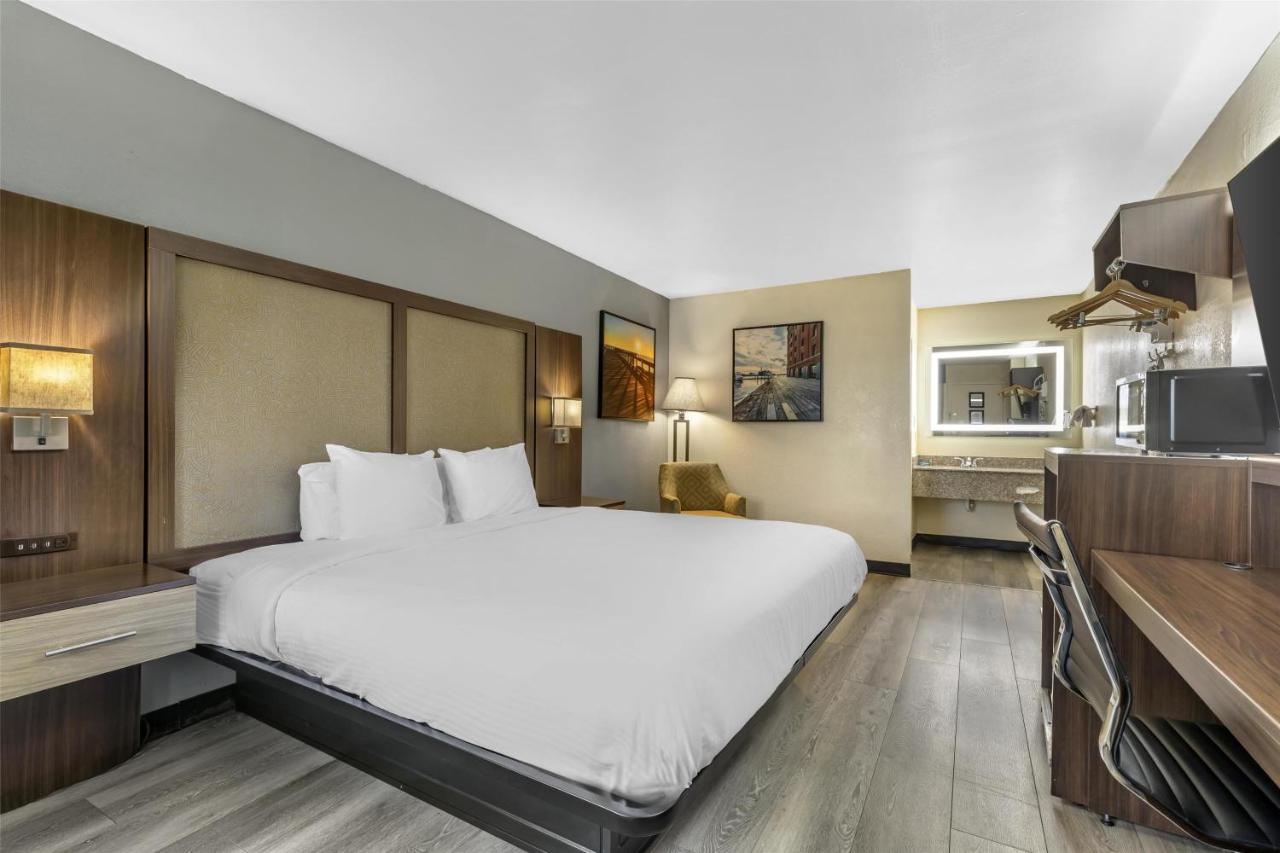 King Room - Smoking at Best Western Salisbury Plaza