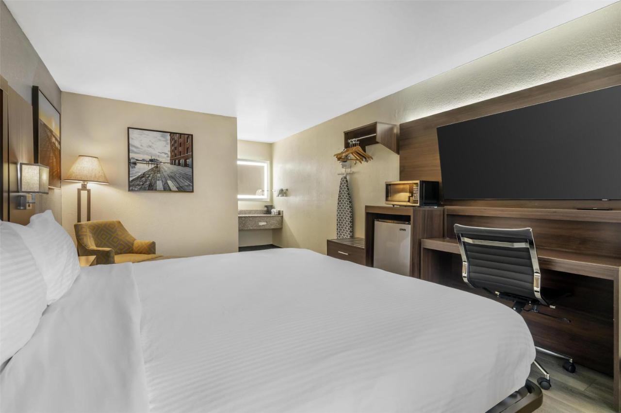 King Room - Smoking at Best Western Salisbury Plaza