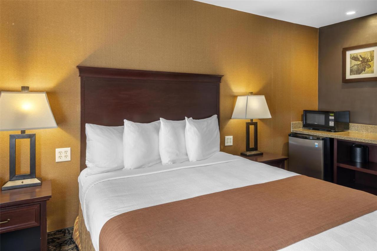 Queen Room with Roll in Shower at Best Western Plus Truckee-Tahoe Hotel