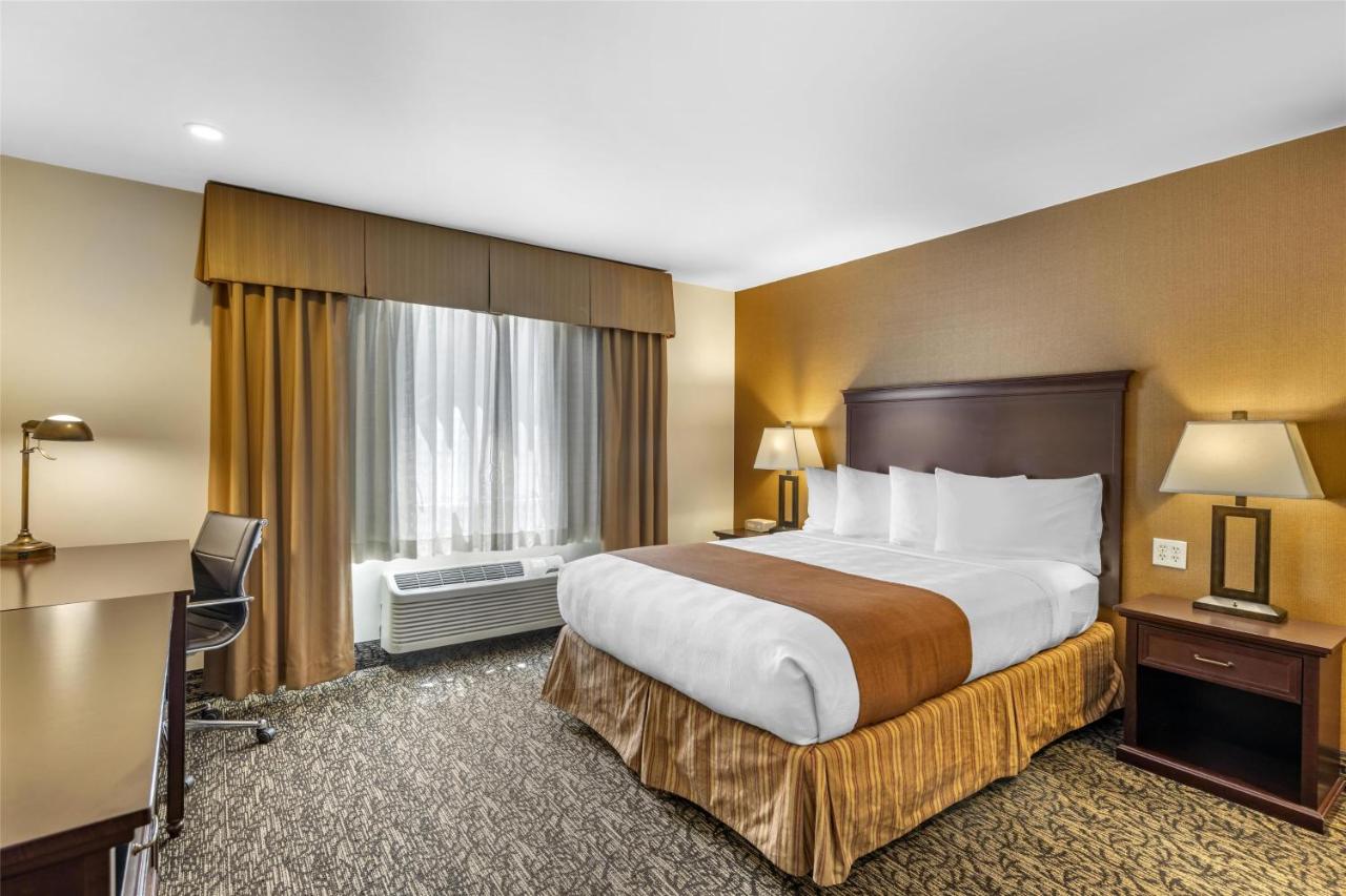 Queen Room with Roll in Shower at Best Western Plus Truckee-Tahoe Hotel