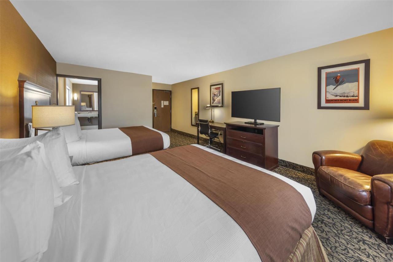 Queen Room with Two Queen Beds and Roll In Shower - Disability Access at Best Western Plus Truckee-Tahoe Hotel