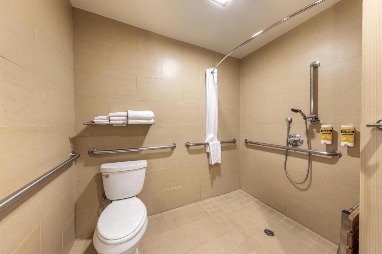 Queen Room with Roll in Shower at Best Western Plus Truckee-Tahoe Hotel