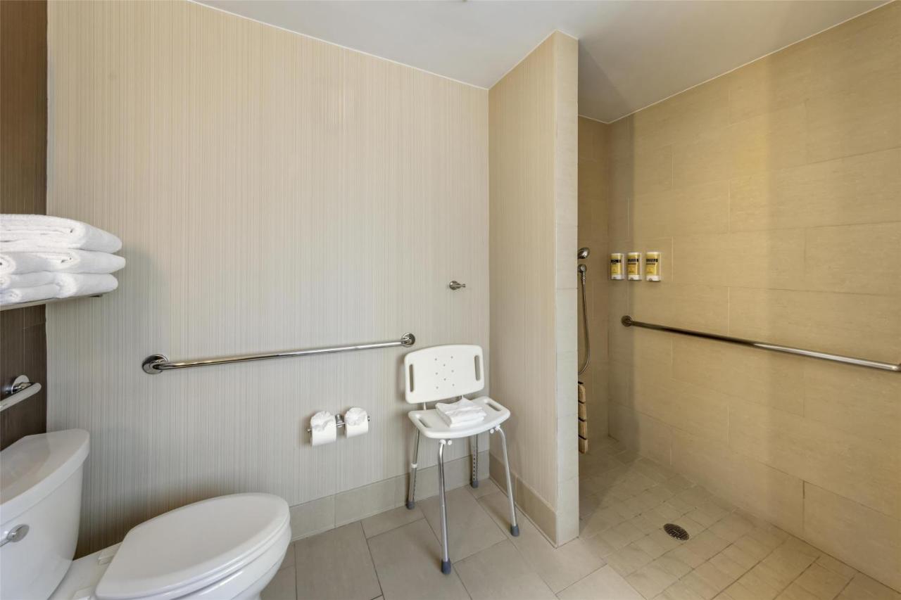 Queen Room with Two Queen Beds and Roll In Shower - Disability Access at Best Western Plus Truckee-Tahoe Hotel