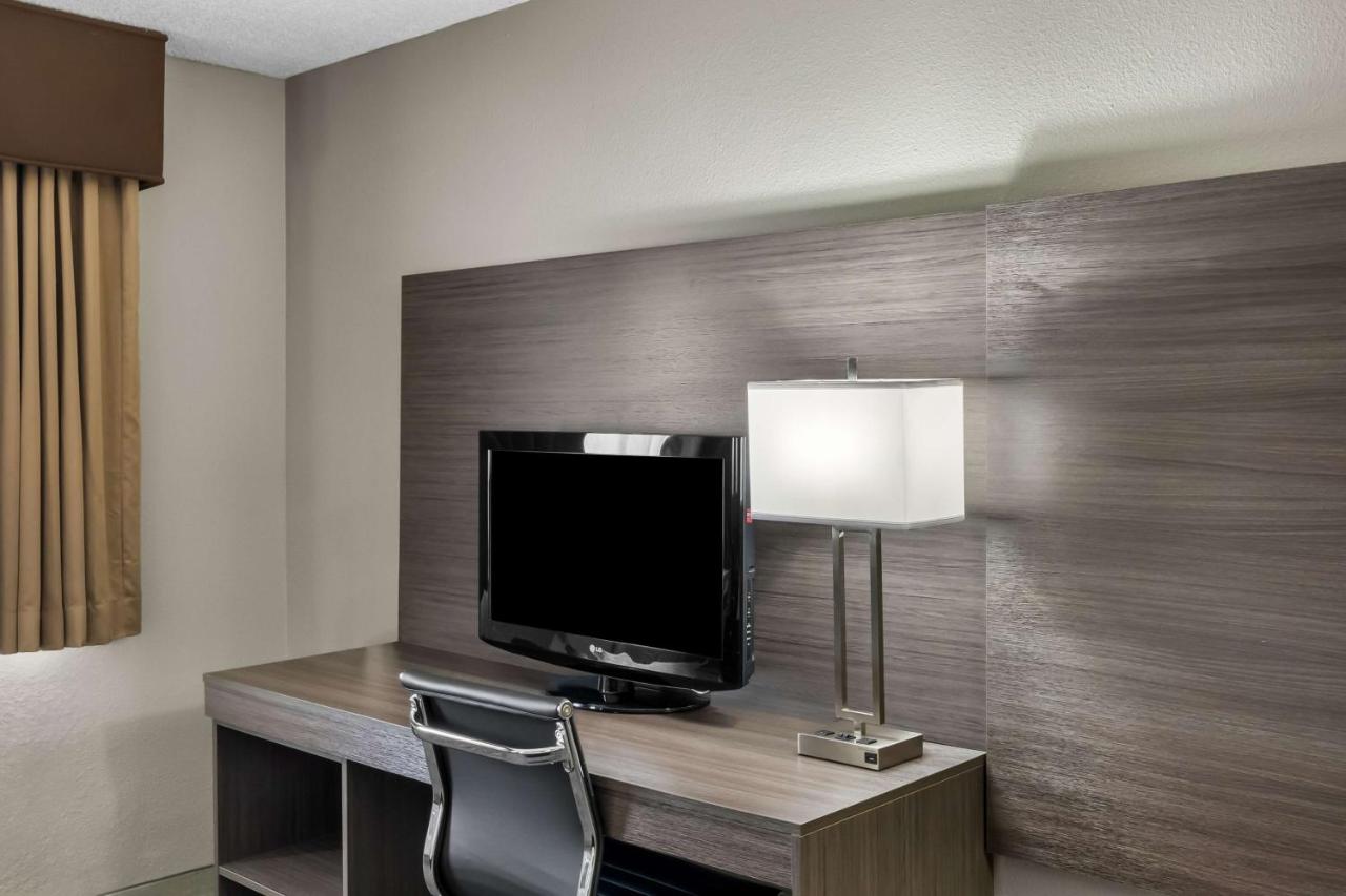Queen Room at SureStay Hotel by Best Western SeaTac Airport North
