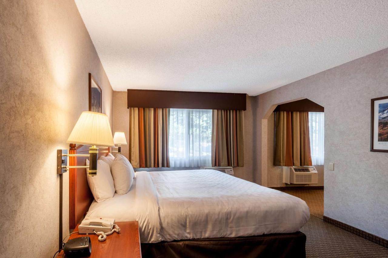One-Bedroom King Suite with Jetted Tub at SureStay Hotel by Best Western SeaTac Airport North