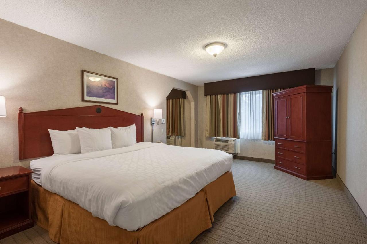 One-Bedroom King Suite with Jetted Tub at SureStay Hotel by Best Western SeaTac Airport North
