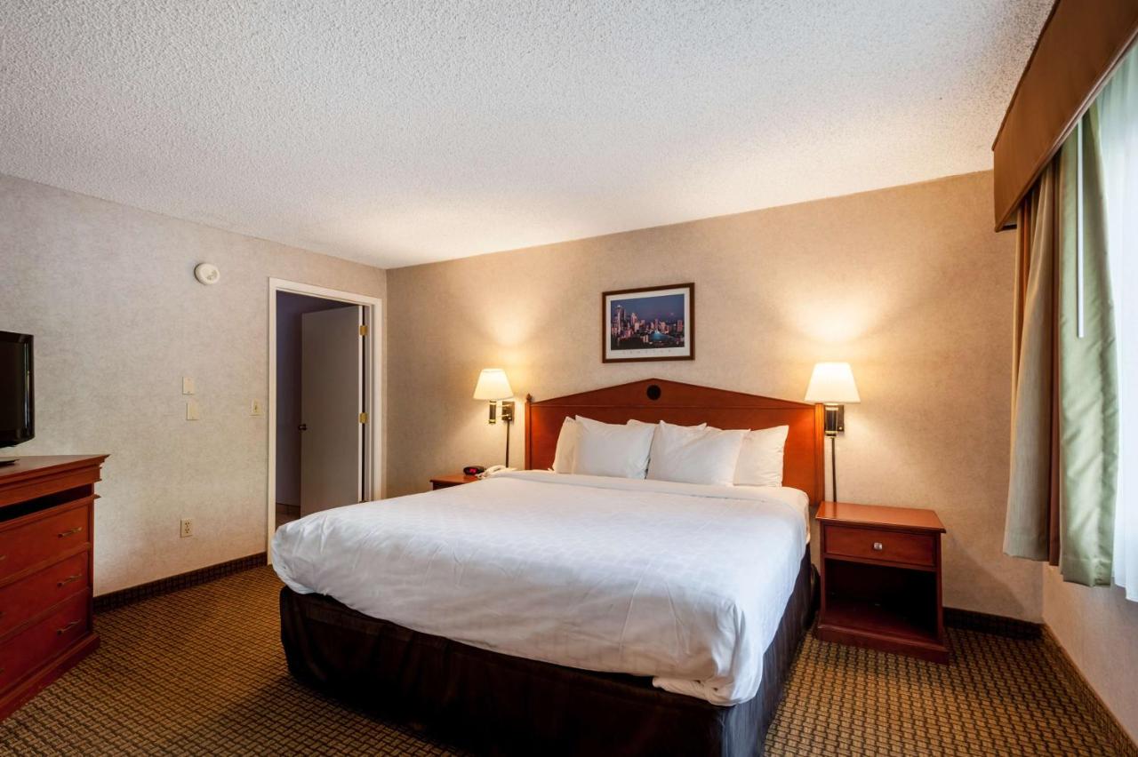 One-Bedroom King Suite with Jetted Tub at SureStay Hotel by Best Western SeaTac Airport North