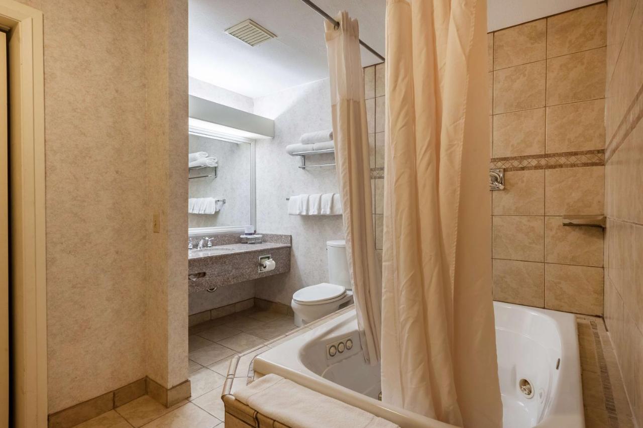 One-Bedroom King Suite with Jetted Tub at SureStay Hotel by Best Western SeaTac Airport North