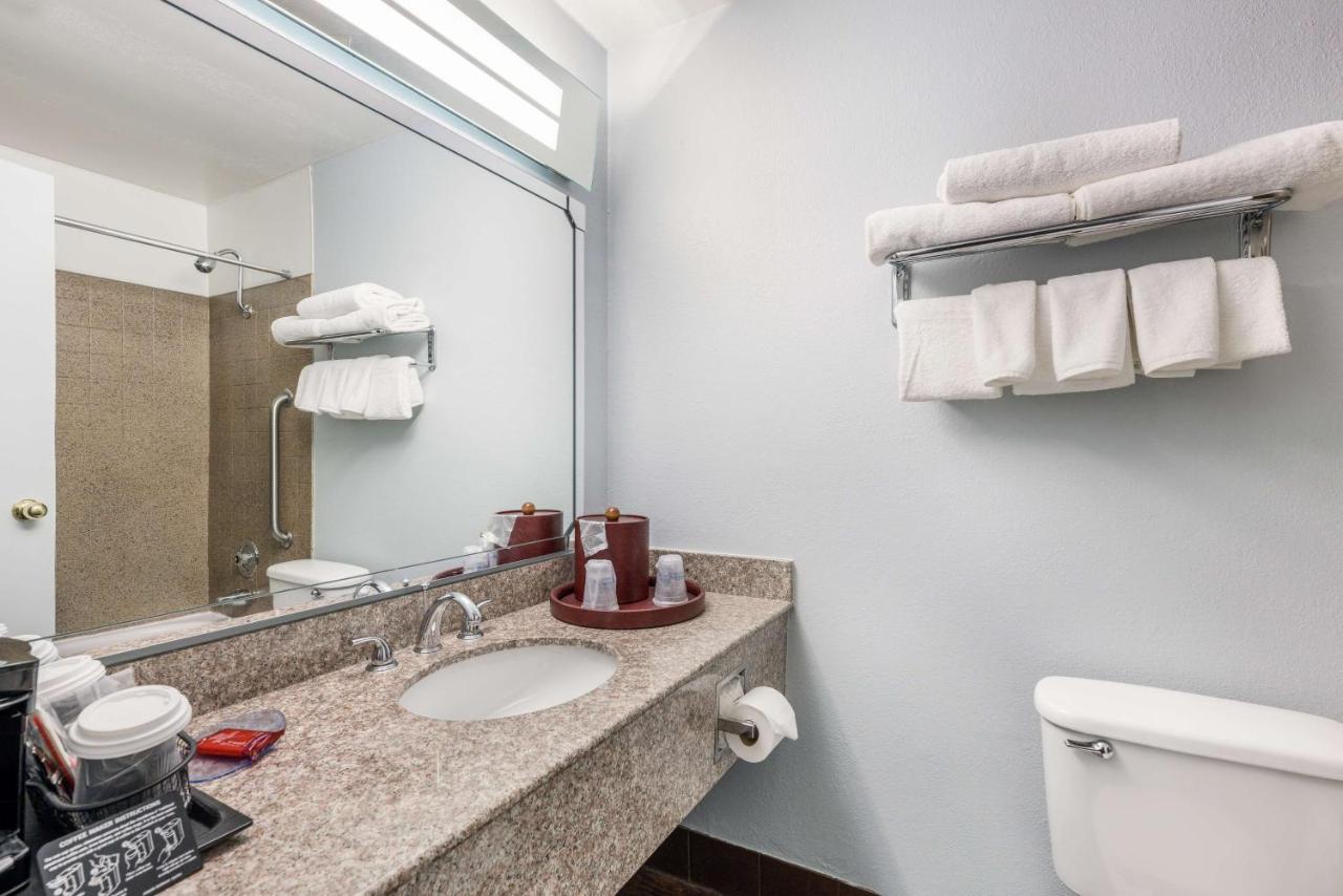 King Room with Sofabed at SureStay Hotel by Best Western SeaTac Airport North