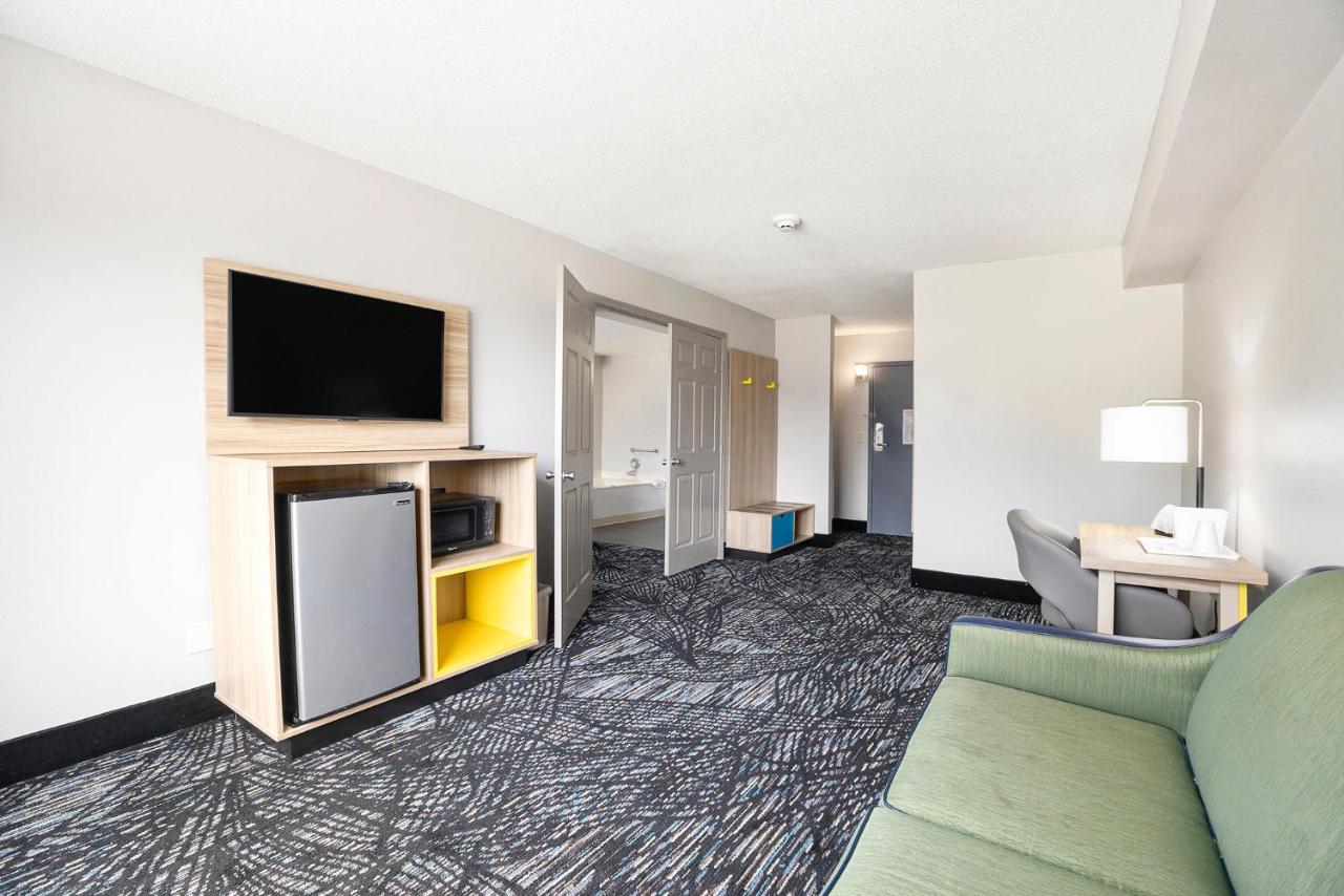 | Clarion Inn & Suites