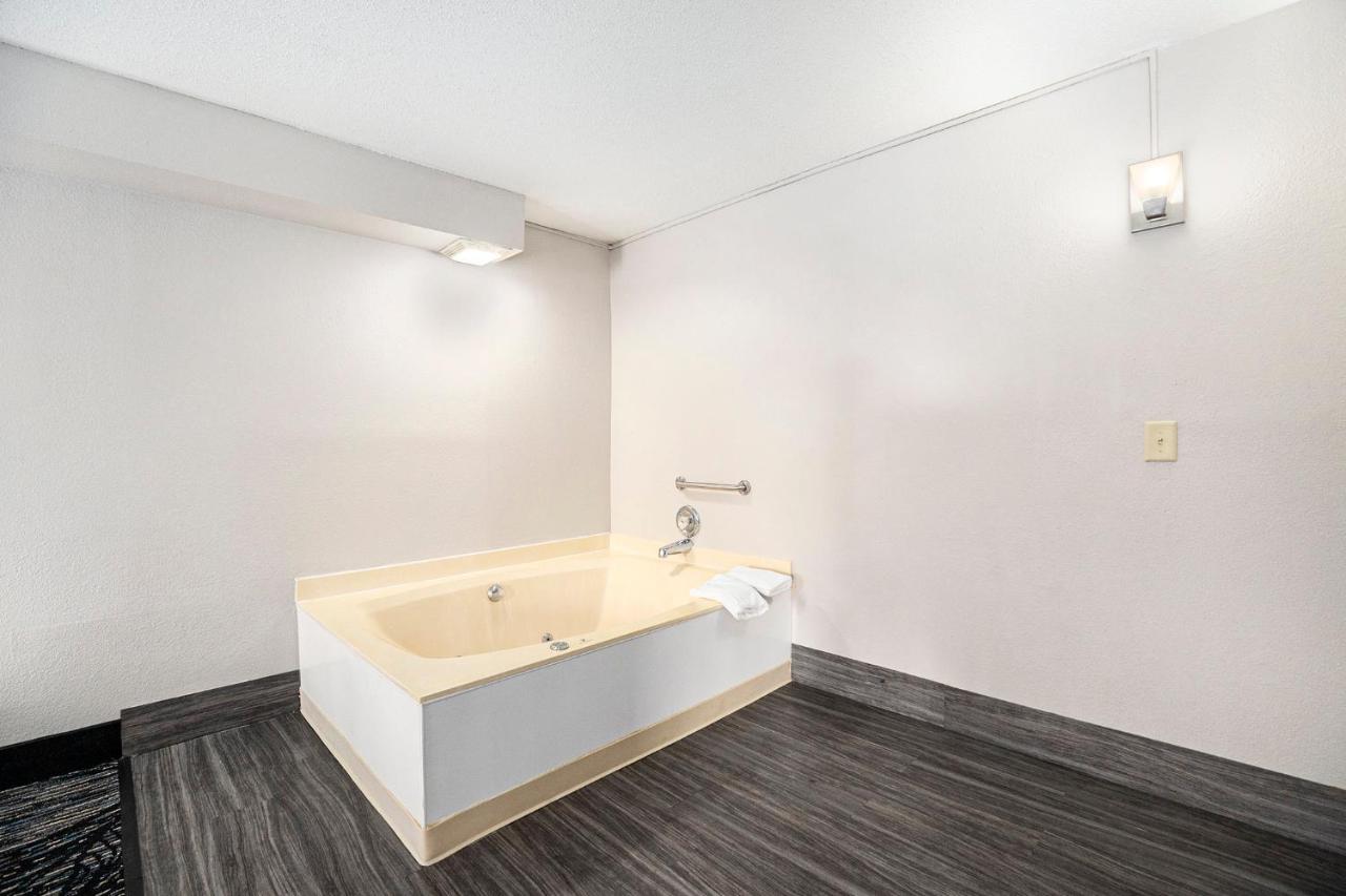 | Clarion Inn & Suites