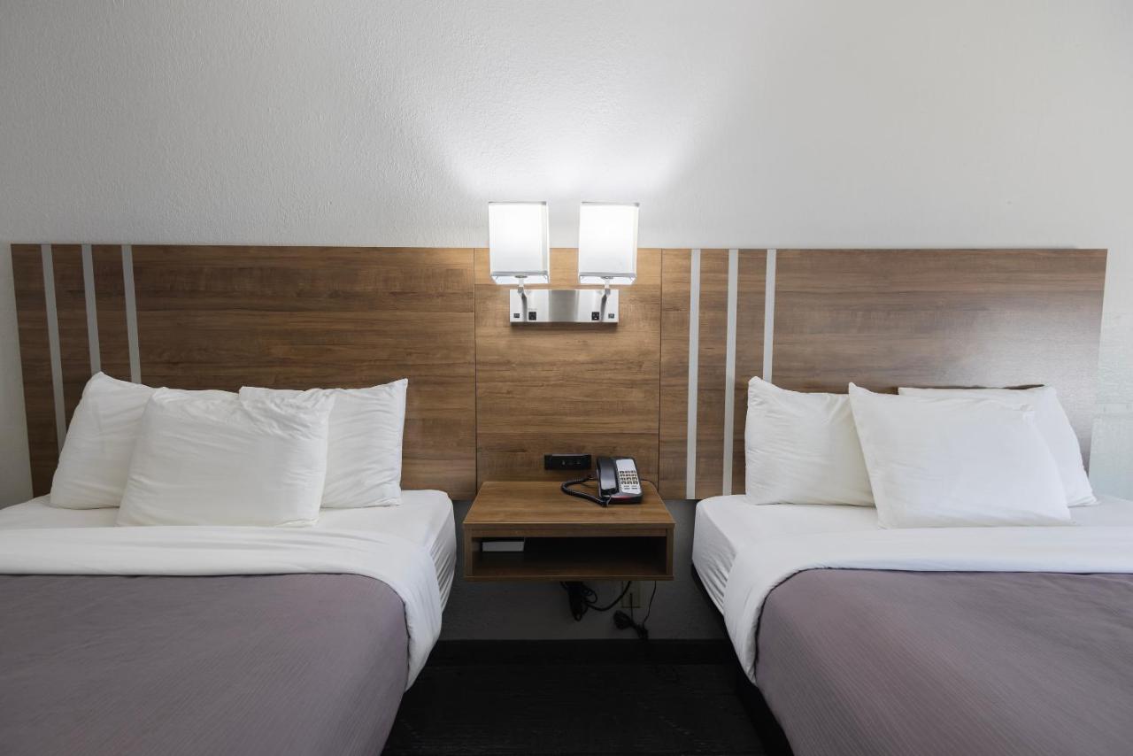 | Countryside Inn and Suites