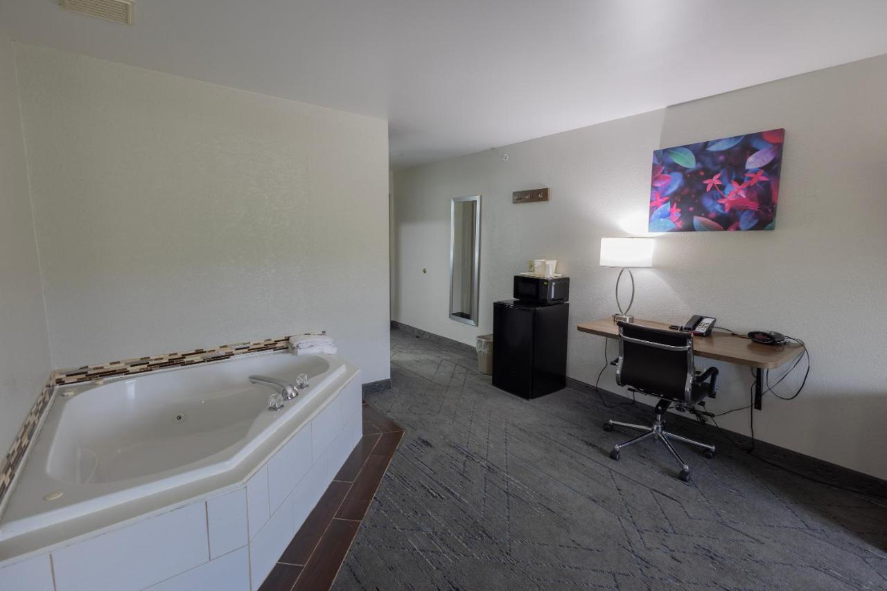 | Countryside Inn and Suites