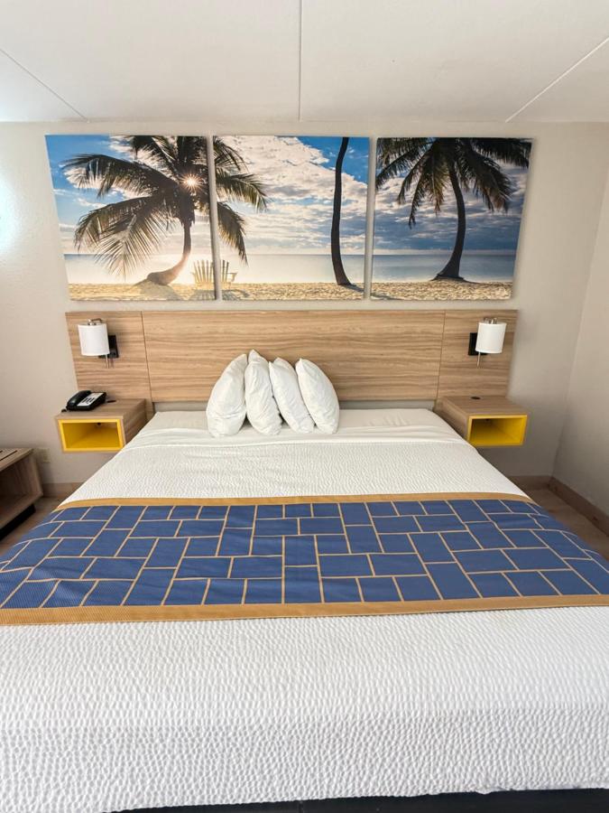 | Days Inn by Wyndham Shorter