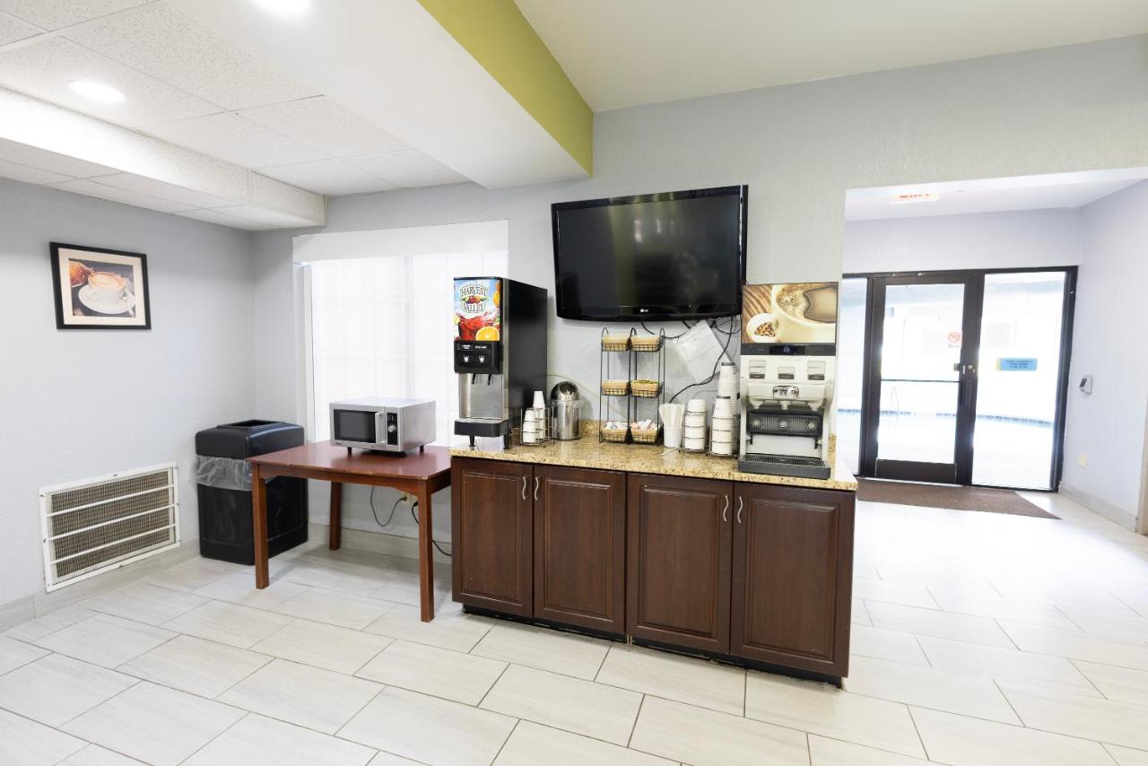 | Countryside Inn and Suites