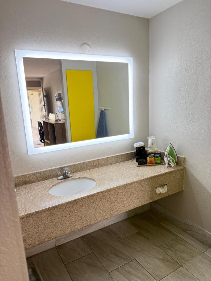 | Days Inn by Wyndham Shorter