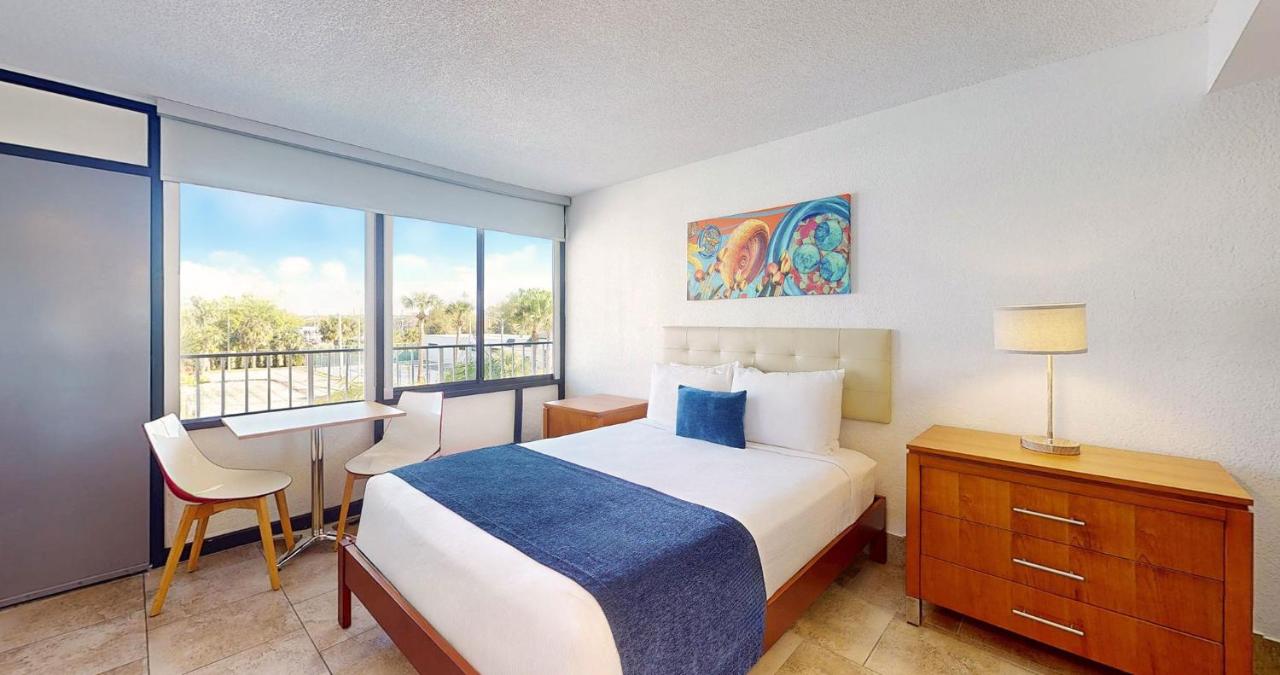 Junior Queen Suite with One Queen Bed at Park Royal Orlando managed by Accor