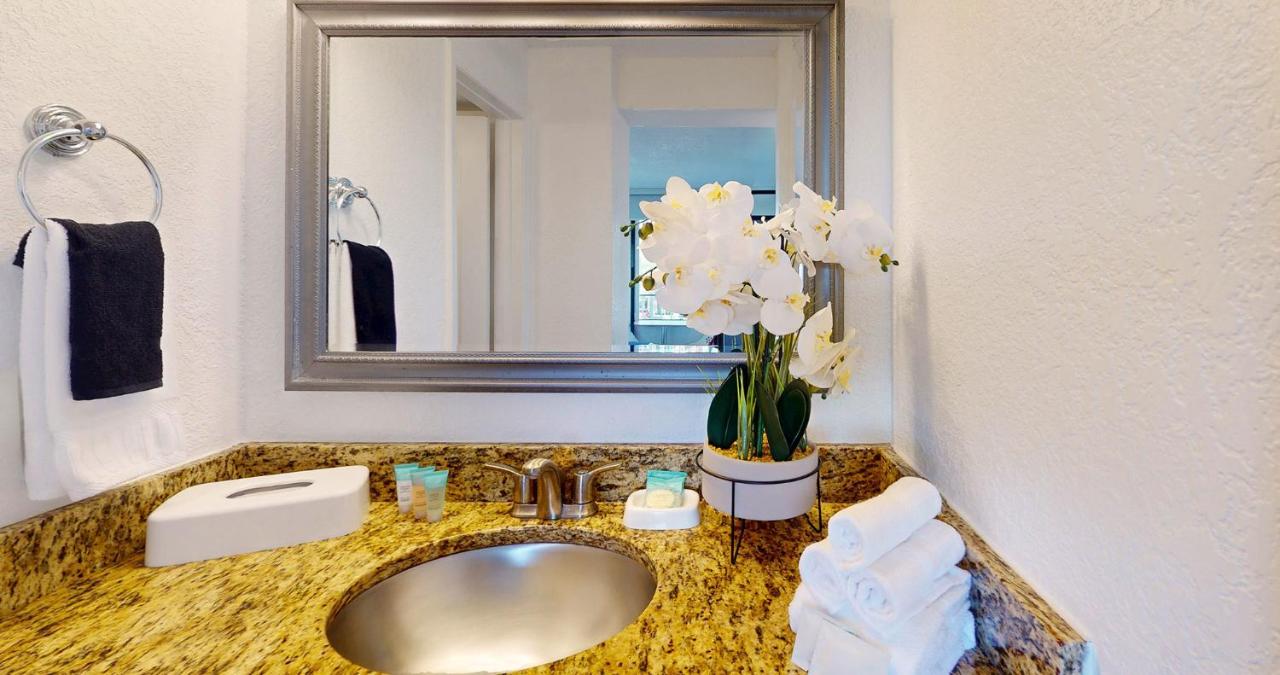 Junior Queen Suite with One Queen Bed at Park Royal Orlando managed by Accor