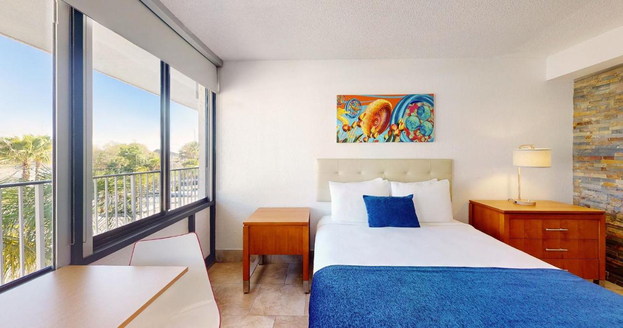 Junior Queen Suite with One Queen Bed at Park Royal Orlando managed by Accor