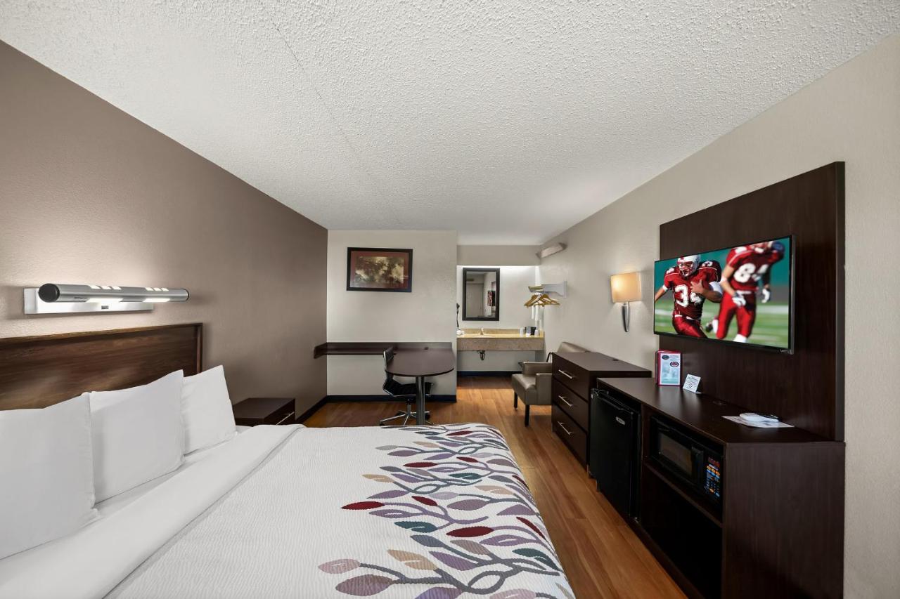 Superior King Room Non-Smoking at Red Roof Inn Dallas - DFW Airport North